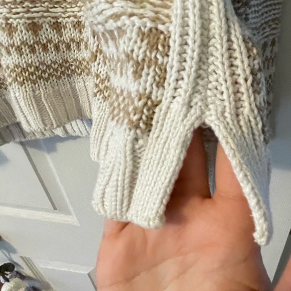 Patterned neutral chunky knit sweater - Picture 6 of 7